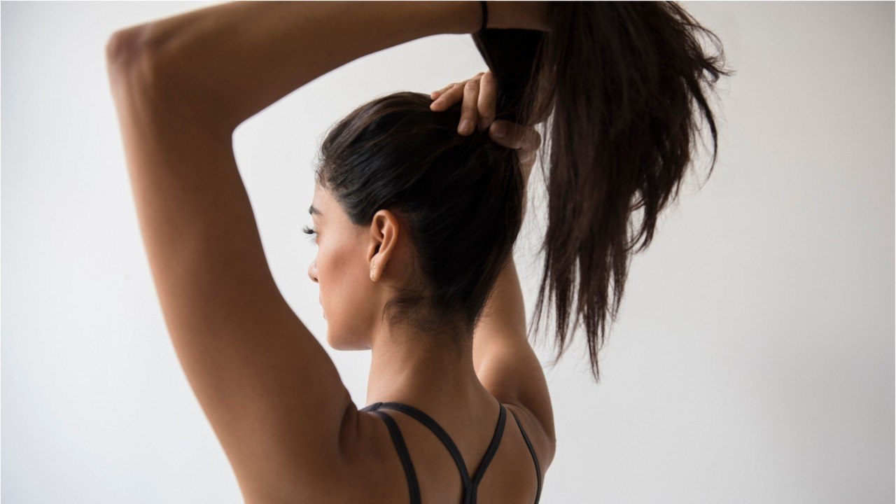 FEMME ACTUELLE - Mal aux cheveux : que faire quand notre cuir chevelu est douloureux ?