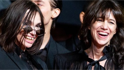 FEMME ACTUELLE - Charlotte Gainsbourg et Béatrice Dalle, total look noir et provoc’ : quand le duo de choc monte les marches à Cannes...