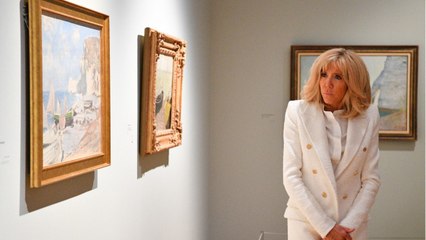 FEMME ACTUELLE - Brigitte Macron très élégante, elle ressort son look préféré en pantalon slim et blazer