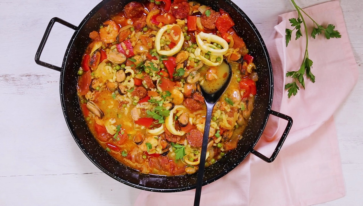 Paella espagnole : comment bien la réussir + l'astuce pour la réchauffer -  Cuisine Actuelle