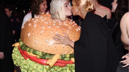 FEMME ACTUELLE – Céline Dion embrasse Katy Perry... déguisée en hamburger