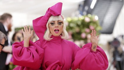 FEMME ACTUELLE - Lady Gaga plus sexy que jamais, la chanteuse fait le show lors d’un strip-tease ultra-glamour au Met Gala 2019 !