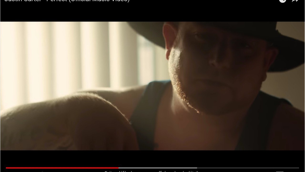 FEMME ACTUELLE - Un chanteur de country de 35 ans meurt sur le tournage de son clip en se tirant dessus