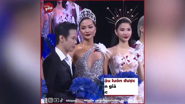 Nàng hậu Galang nhất Vbiz_ H'Hen Niê đỡ Mâu Thủy, cúi người chỉnh váy cho hoa hậu Venezuela