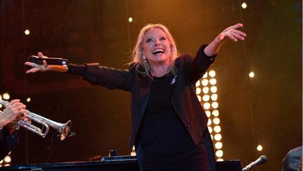 FEMME ACTUELLE – Veronique Sanson trahie par ses collaborateurs mais sauvée par sa soeur Violaine