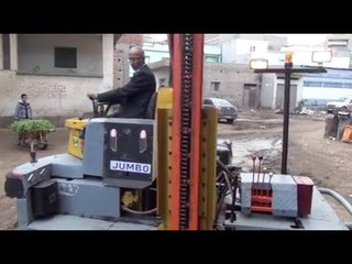 برلماني سابق يصنع آلة لزرع أعمدة الطاقة الشمسية