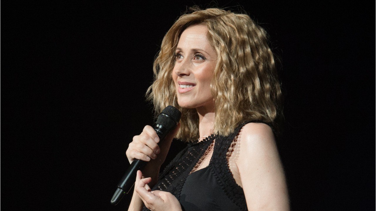 FEMME ACTUELLE - Lara Fabian crée le buzz : elle dévoile son soutien-gorge sous une robe transparente dans The Voice Québec (wow !)