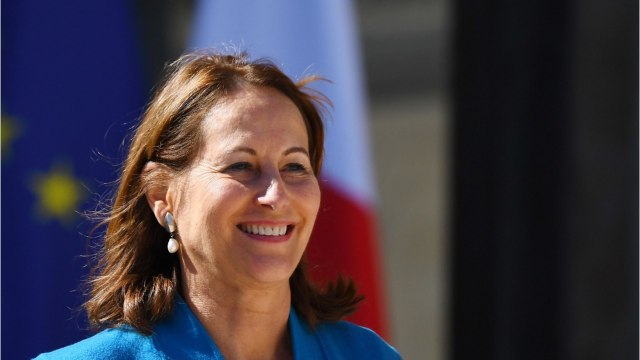 FEMME ACTUELLE - Ségolène Royal revient sur l'infidélité de François Hollande : J'aurais dû lui dire, soit tu me soutiens, soit tu t'en vas