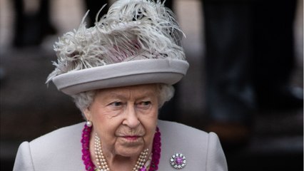 FEMME ACTUELLE - Les raisons de la main violette de la reine Elizabeth II