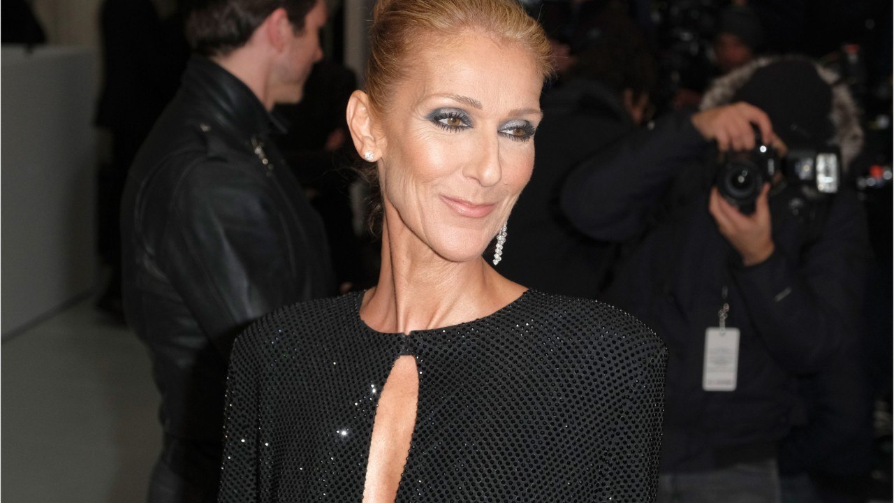 FEMME ACTUELLE - Céline Dion, toujours aussi extravagante, ose le manteau en tutu rouge !