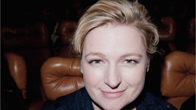 FEMME ACTUELLE - C à Vous : Anne-Elisabeth Lemoine boit un verre de rhum cul sec... et perd le contrôle de l'émission