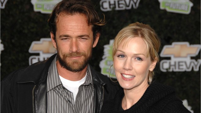 FEMME ACTUELLE - Mort de Luke Perry : Jennie Garth, sa petite-amie dans Beverly Hills pousse un coup de gueule contre les fans de l'acteur