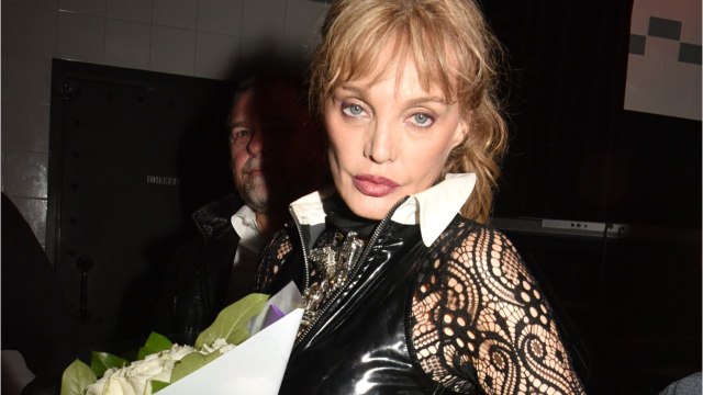 FEMME ACTUELLE - Arielle Dombasle tente un hommage à Charles Aznavour et c’est une catastrophe !