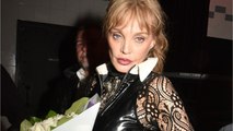 FEMME ACTUELLE - Arielle Dombasle tente un hommage à Charles Aznavour et 