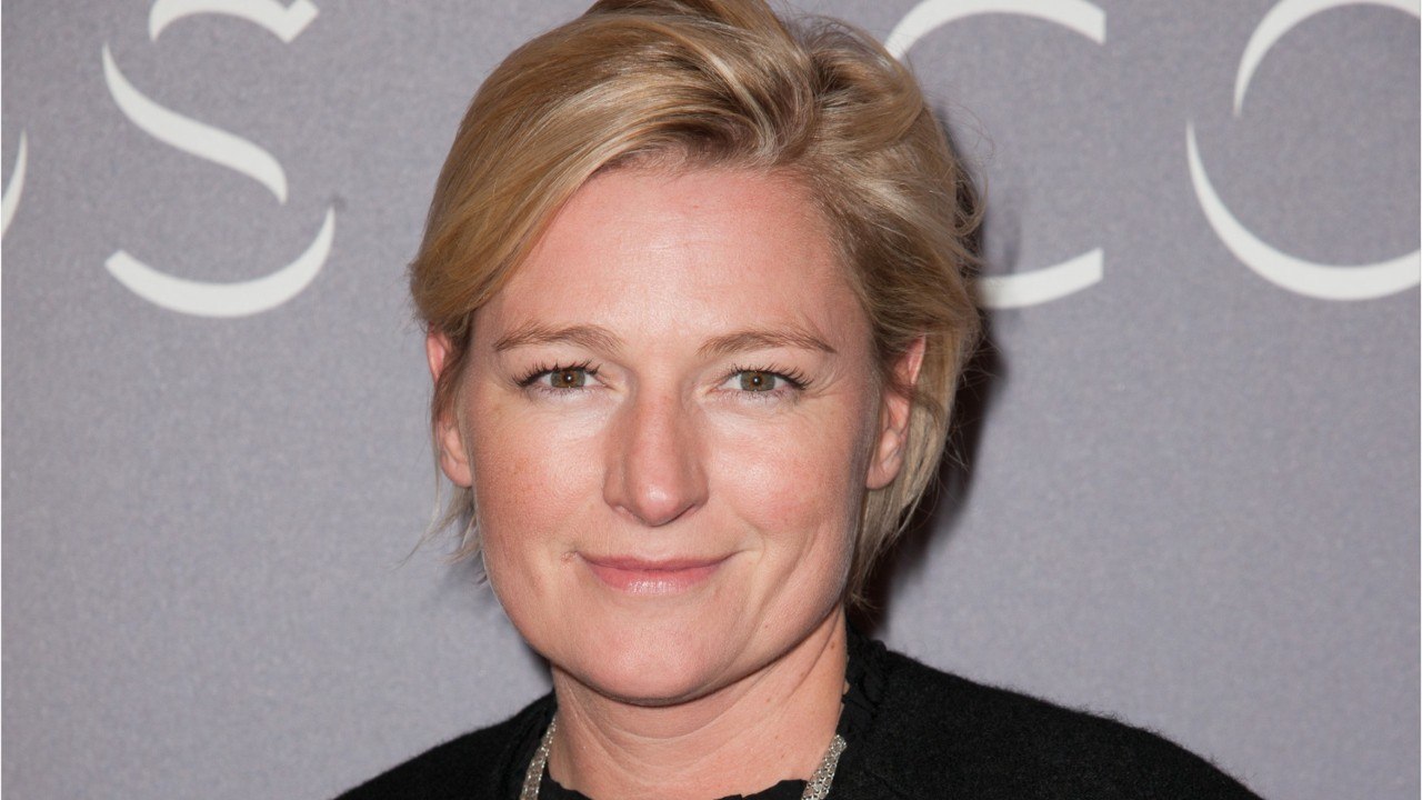 FEMME ACTUELLE - Anne-Elisabeth Lemoine recadrée par Bernard Tapie dans C à vous