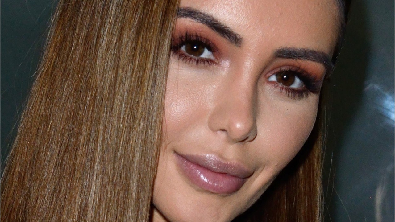 FEMME ACTUELLE - Mini-robe et cuissardes, Nabilla joue les femmes fatales et enflamme encore la toile !