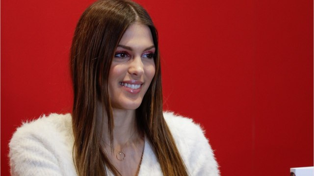 FEMME ACTUELLE - Iris Mittenaere joue à la pin-up dans un bikini noir ultra-glamour