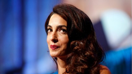 FEMME ACTUELLE - Amal Clooney, sexy en diable en mini robe velours ultra-décolletée (what else !?)