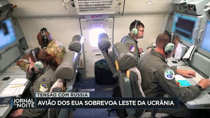 Em meio à crescente tensão com a Rússia, um avião da força aérea dos Estados Unidos sobrevoou o leste da Ucrânia.