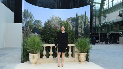 FEMME ACTUELLE - Marion Cotillard ose un look étonnant en cycliste
