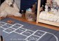 FEMME ACTUELLE DIY Vidéo Peindre une marelle sur un tapis de jeu pour enfant