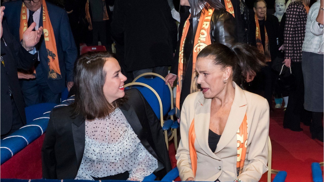 FEMME ACTUELLE - Pauline Ducruet en montre un peu trop dans un top transparent aux côtés de sa mère Stéphanie de Monaco