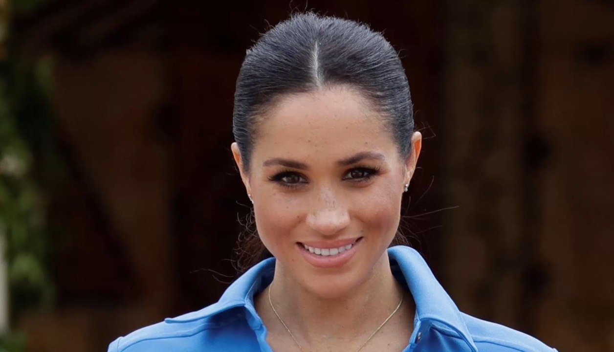 FEMME ACTUELLE - Meghan Markle, enceinte et superbe dans un long manteau noir ceinturé