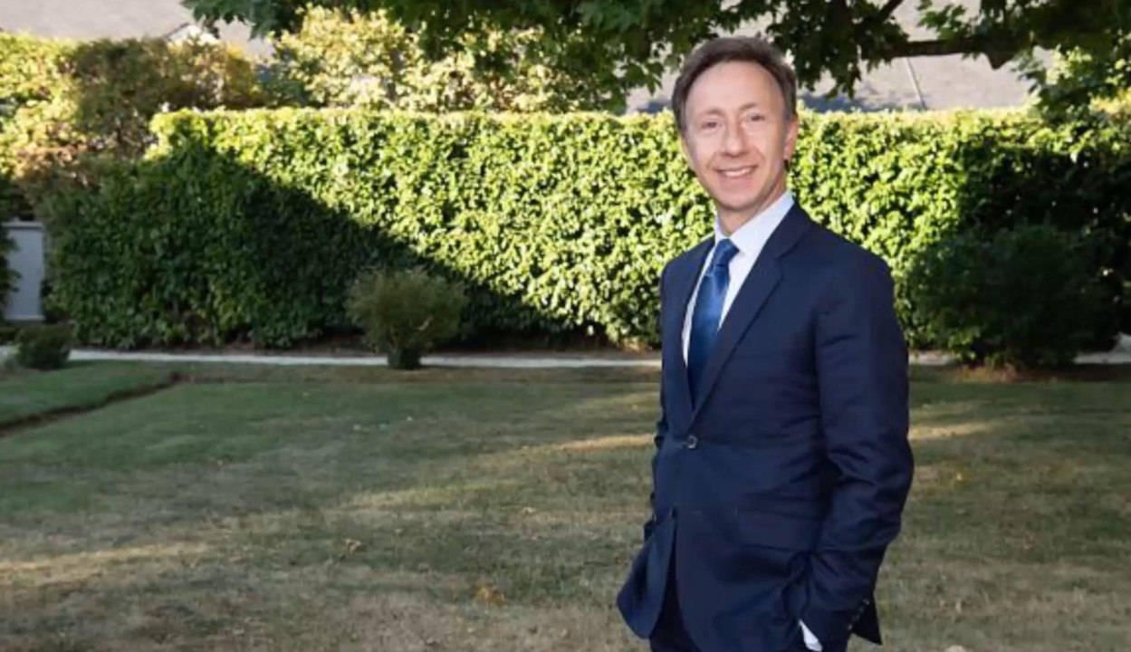 FEMME ACTUELLE - Stéphane Bern refuse l'invitation de Cyril Hanouna et tacle Touche pas à mon poste au passage