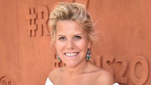 FEMME ACTUELLE - Laura Tenoudji ose le top de Noël chic et sexy à Télématin