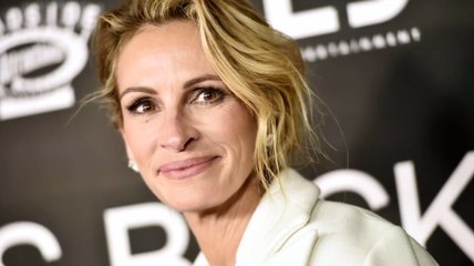 FEMME ACTUELLE - Julia Roberts : elle aussi, elle adopte LE manteau star de la saison (Et c’est canon !)
