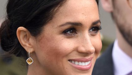 FEMME ACTUELLE - Arrivée en Nouvelle-Zélande, Meghan Markle dévoile son joli baby-bump (bien arrondi) sous son trench-coat