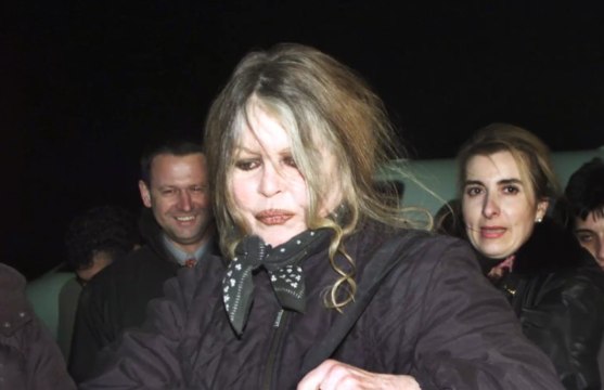 FEMME ACTUELLE - Brigitte Bardot dézingue Emmanuel Macron