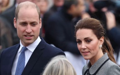 FEMME ACTUELLE - Kate Middleton, sobre et élégante dans une robe manteau gris souris