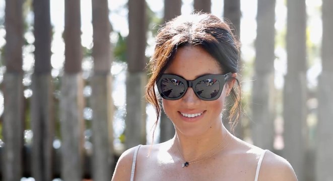 FEMME ACTUELLE - Meghan Markle enceinte : le prince Harry très prévenant envers son épouse