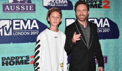 FEMME ACTUELLE - Tim Elvis Guetta, le fils de David et de Cathy, prochaine  star des podiums ? - Vidéo Dailymotion