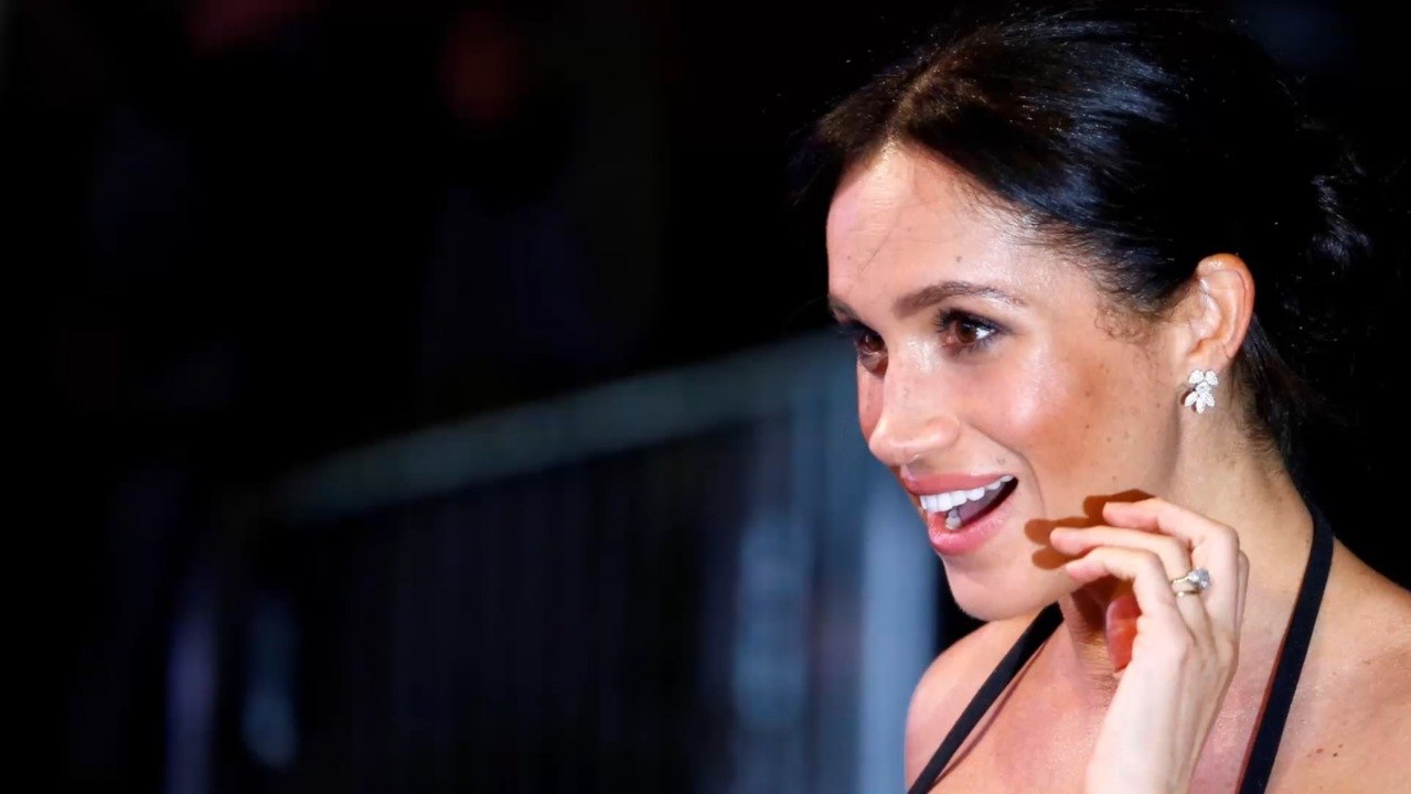 FEMME ACTUELLE - Meghan Markle : la future maman affole la toile en dévoilant son baby bump dans un ensemble moulant noir et blanc à sequins