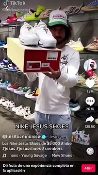 Luisito Comunica lo hizo de nuevo, así presumió los polémicos zapatos de Jesús, valen más de 100 mil pesos