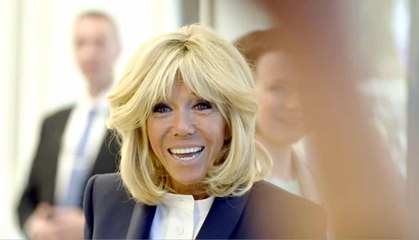 FEMME ACTUELLE - Brigitte Macron ultra-chic en blazer bleu ciel, slim noir et bottines tendance