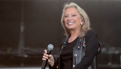 FEMME ACTUELLE - Véronique Sanson, victime d'un cancer de la gorge, annule 11 concerts