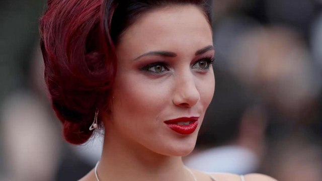 FEMME ACTUELLE - Delphine Wespiser (Miss France 2012) : qui est Roger, son fiancé de 52 ans ?