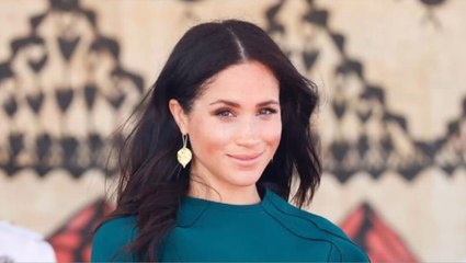 FEMME ACTUELLE - Meghan Markle : changement de tenues express en avion, et toujours aussi belle au départ qu’à l’arrivée !