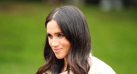 FEMME ACTUELLE - Meghan Markle : en colliers de fleurs et robe d’été, elle s’éclate à la plage en Australie