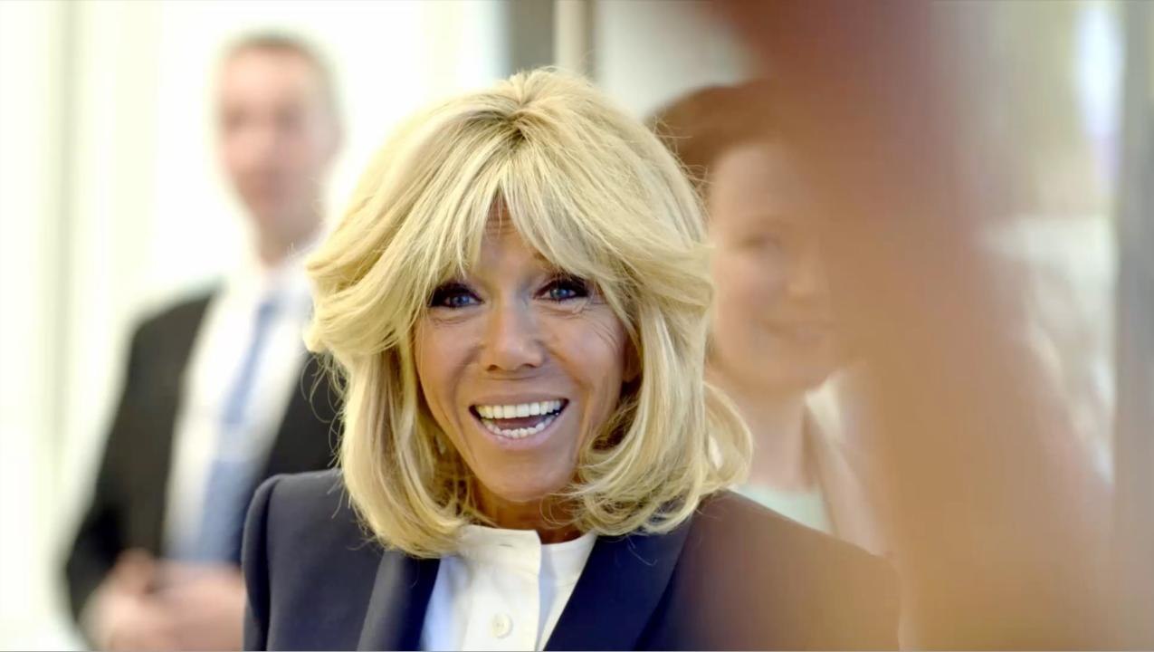 FEMME ACTUELLE - Brigitte Macron, de nouveau avec ses baskets fétiches aux pieds ! (qui avaient tant fait le buzz !)