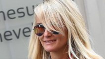 FEMME ACTUELLE - Laeticia Hallyday : elle ose une tenue ultra-flashy et multiplie les clins d’oeils à son mari Johnny