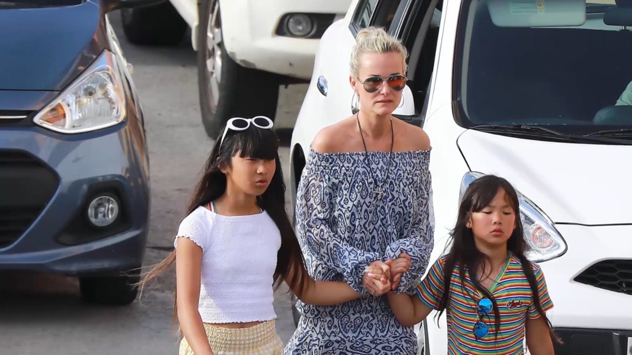 FEMME ACTUELLE  - Laeticia Hallyday : sa visite bouleversante sur la tombe de Charles Aznavour avec Jade et Joy