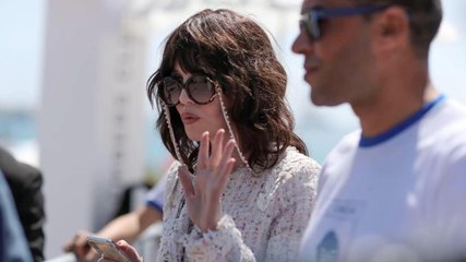 FEMME ACTUELLE - Isabelle Adjani explique pourquoi elle porte des lunettes noires depuis ses 14 ans