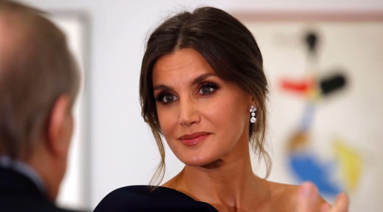 FEMME ACTUELLE - Letizia d’Espagne, très élégante pour la fête nationale espagnole, avec ses deux filles (très chic aussi !)