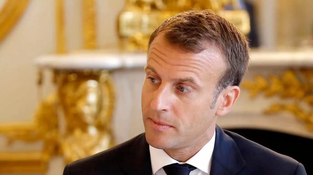 FEMME ACTUELLE - Emmanuel Macron : l’anecdote gênante sur Jacques Chirac nu au fort de Brégançon