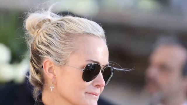 FEMME ACTUELLE - Laeticia Hallyday, de retour à Paris avec ses filles Jade et Joy