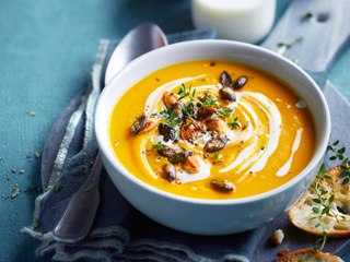 Velouté de potimarron à l'orange, graines de courge épicées